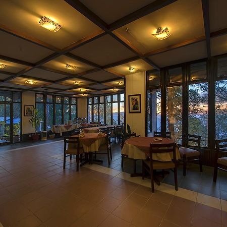 Arcadian Blue Pines Hotel Murree Exterior foto